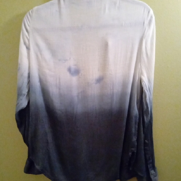 Womans M Rock & Republic Light Tan Blouse Button Up Lightweight Ombre Guazey Top - Picture 3 of 3